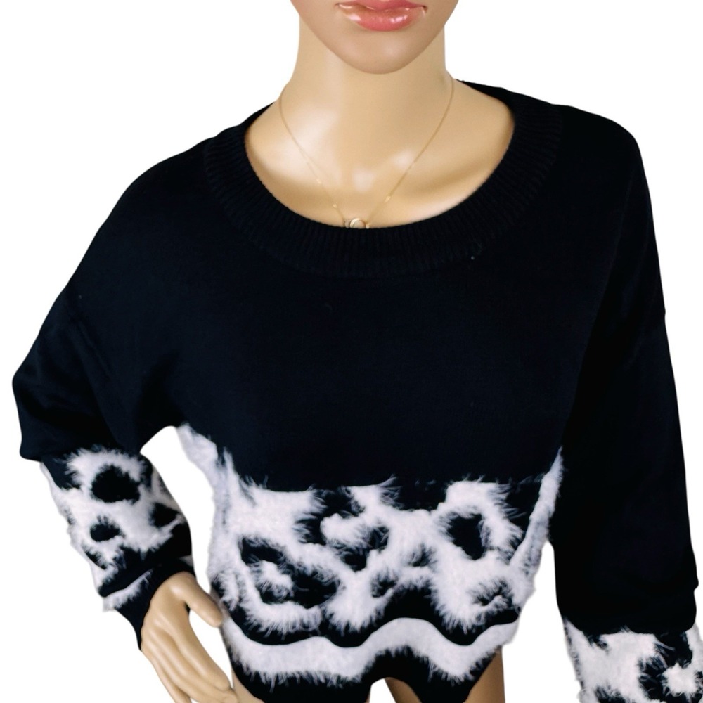 Guess Los Angeles Women's Sz XL Animal Print Crop Sweater Black & White - Picture 2 of 16